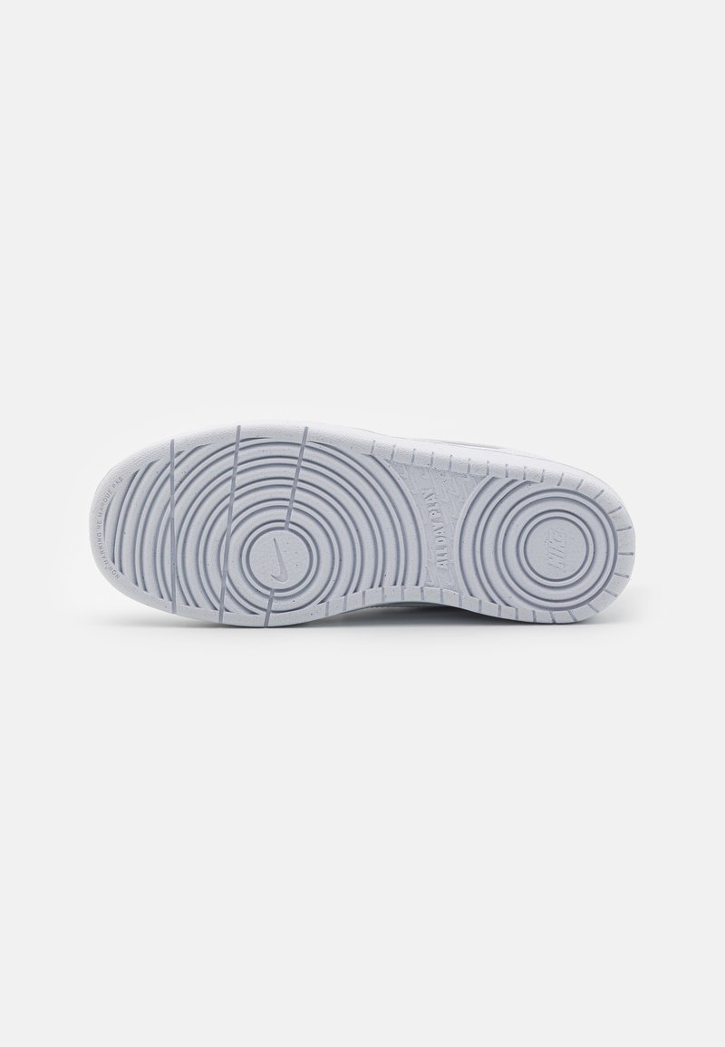 Nike Sportswear Nike Sportswear COURT BOROUGH RECRAFT UNISEX - Trainers - white Blitzangebot