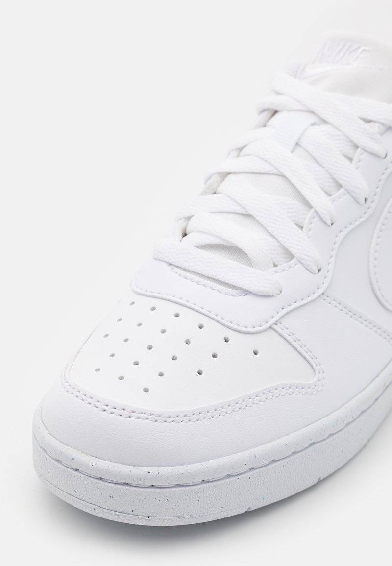 Nike Sportswear Nike Sportswear COURT BOROUGH RECRAFT UNISEX - Trainers - white Blitzangebot