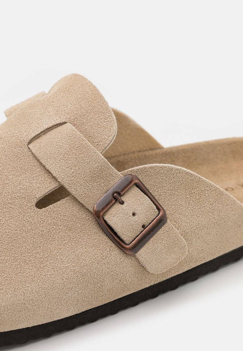 Pier One Pier One LEATHER UNISEX - Slippers - beige Super Sparpreis