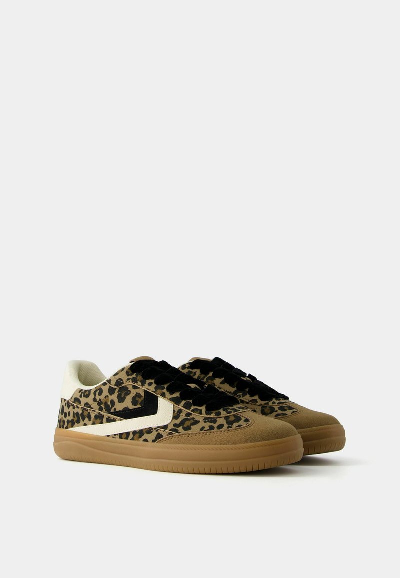 Bershka Bershka RETRO ANIMAL PRINT - Trainers Wochenangebot