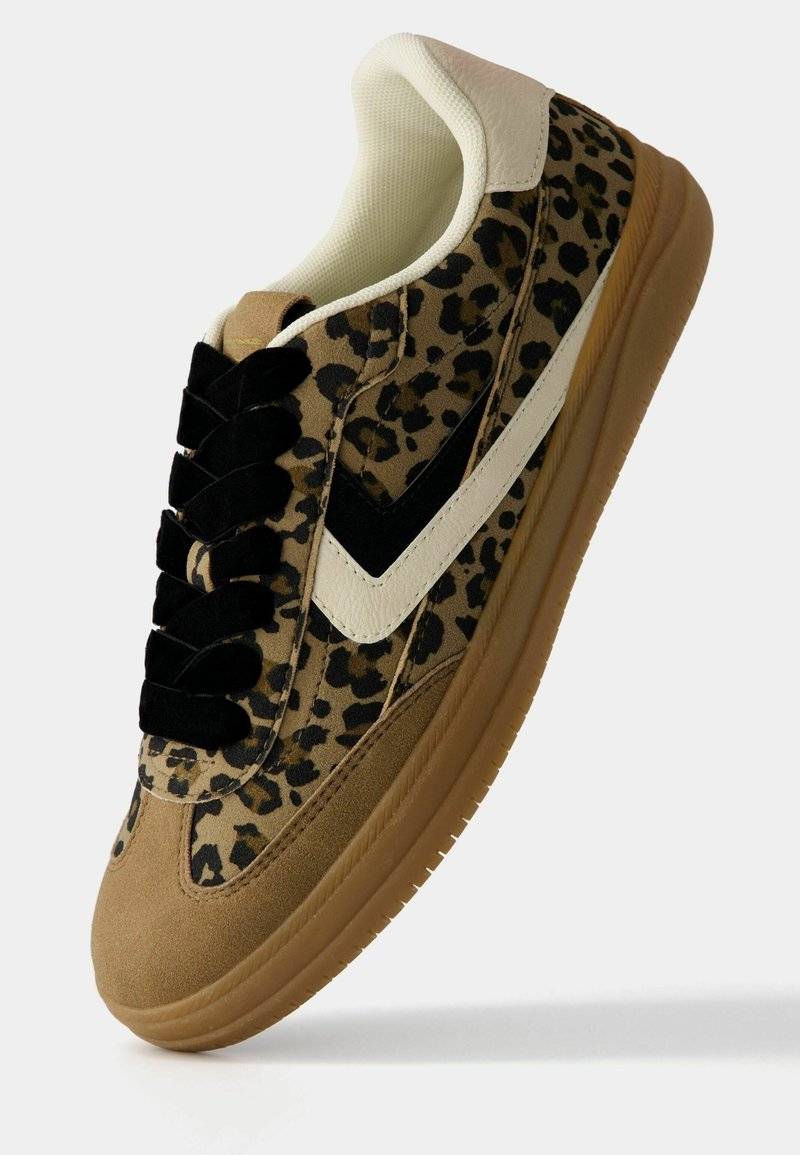Bershka Bershka RETRO ANIMAL PRINT - Trainers Wochenangebot