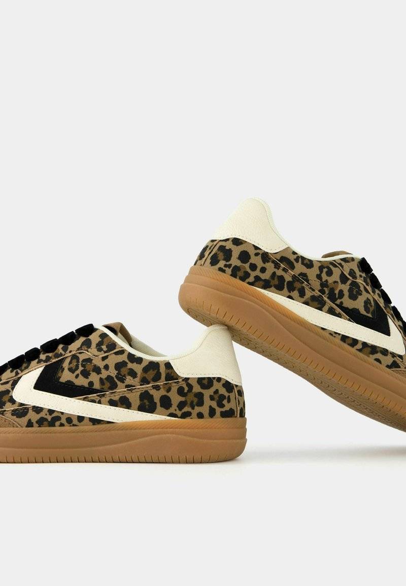 Bershka Bershka RETRO ANIMAL PRINT - Trainers Wochenangebot