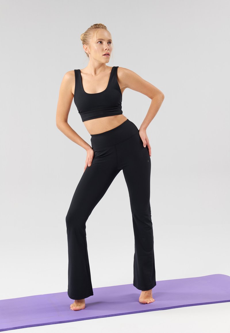 Even&Odd active Even&Odd active FLARED LEGGINGS - Tracksuit bottoms - black Große Rabatte