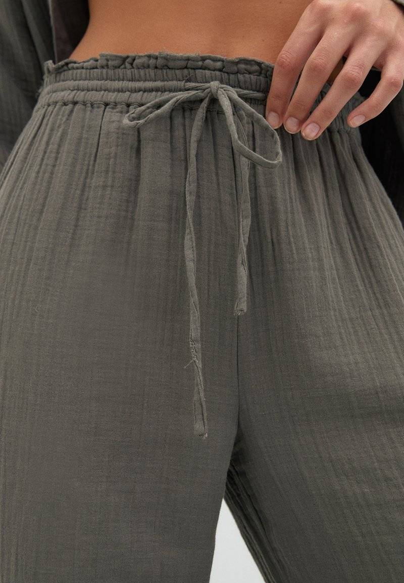 PULL&BEAR PULL&BEAR CREASED WITH FRAYED HEMS - Trousers - dark grey Kostenlose Rückgabe
