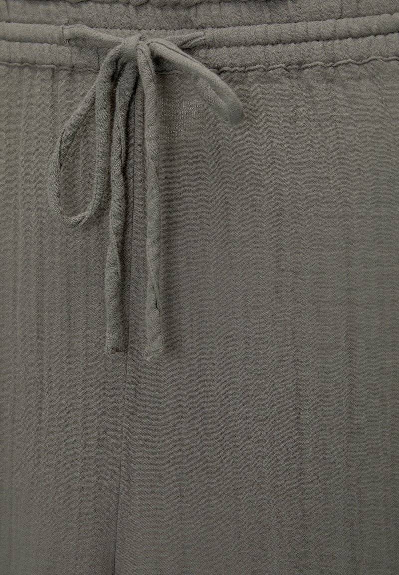 PULL&BEAR PULL&BEAR CREASED WITH FRAYED HEMS - Trousers - dark grey Kostenlose Rückgabe