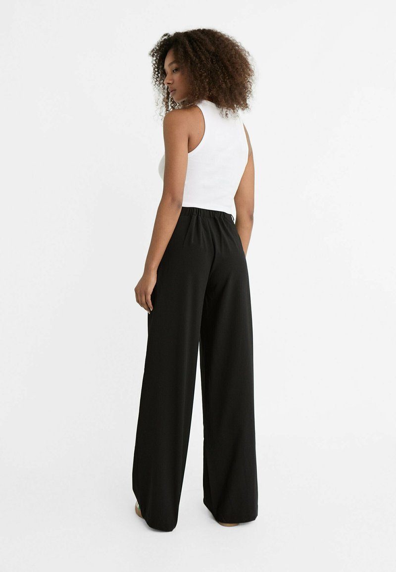 Stradivarius Stradivarius WITH BUCKLE DETAIL - Trousers - black JETZT KAUFEN