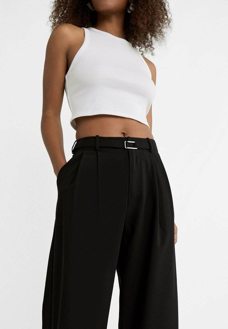 Stradivarius Stradivarius WITH BUCKLE DETAIL - Trousers - black JETZT KAUFEN