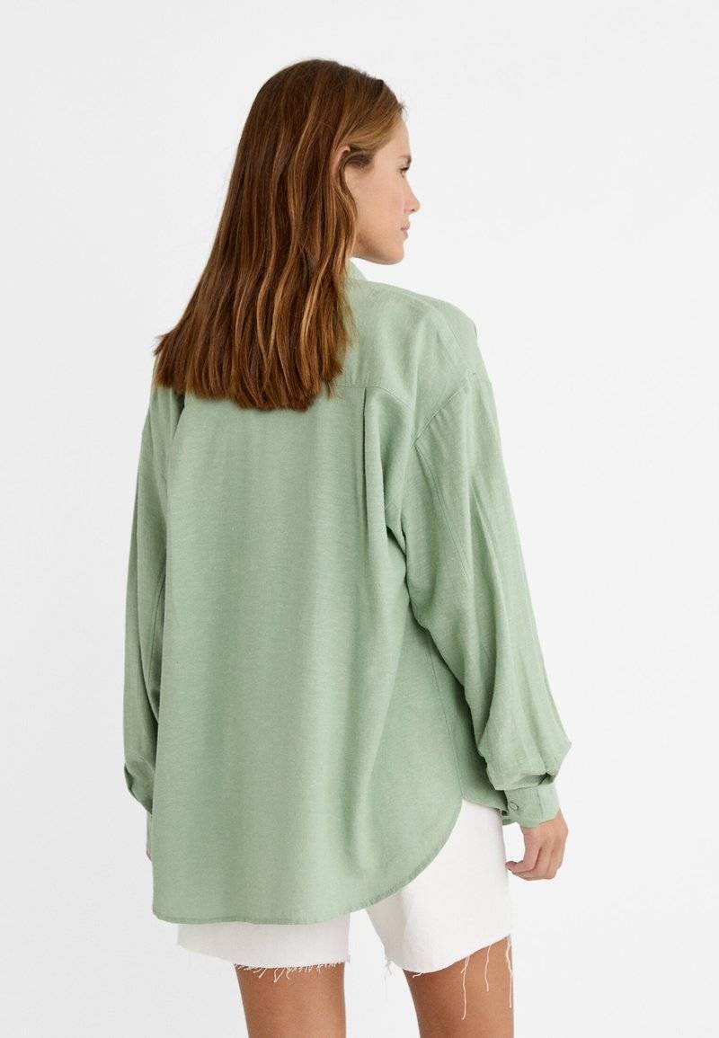 Stradivarius Stradivarius RUSTIKALES DAILY - Button-down blouse - khaki Nur für heute