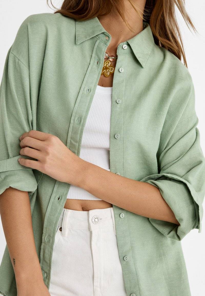 Stradivarius Stradivarius RUSTIKALES DAILY - Button-down blouse - khaki Nur für heute