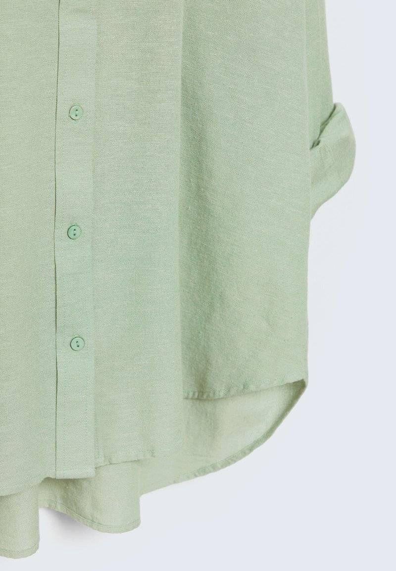 Stradivarius Stradivarius RUSTIKALES DAILY - Button-down blouse - khaki Nur für heute