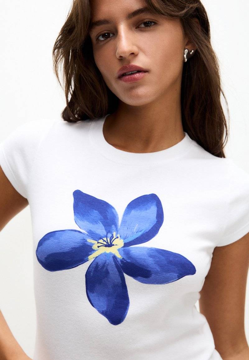 PULL&BEAR PULL&BEAR SHORT SLEEVE FLORAL - Print T-shirt - white Sonderangebot der Fabrik