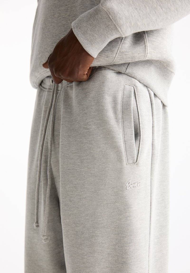 PULL&BEAR PULL&BEAR WIDE JOGGERS - Tracksuit bottoms - light grey 50% Rabatt für begrenzte Zeit