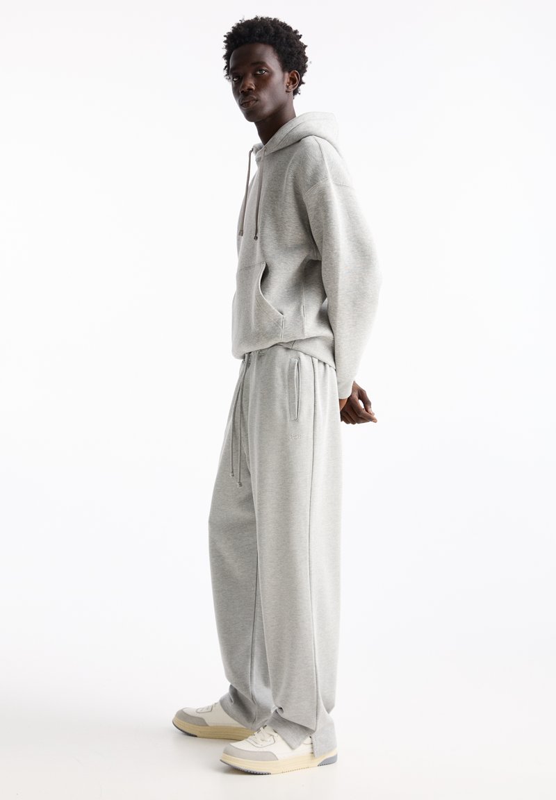 PULL&BEAR PULL&BEAR WIDE JOGGERS - Tracksuit bottoms - light grey 50% Rabatt für begrenzte Zeit