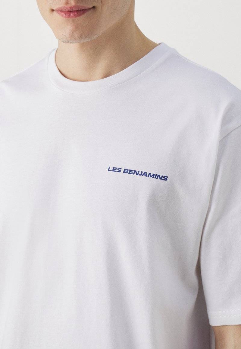Les Benjamins Les Benjamins RELAXED TEE UNISEX - Print T-shirt - white Rabatte dieses Monats