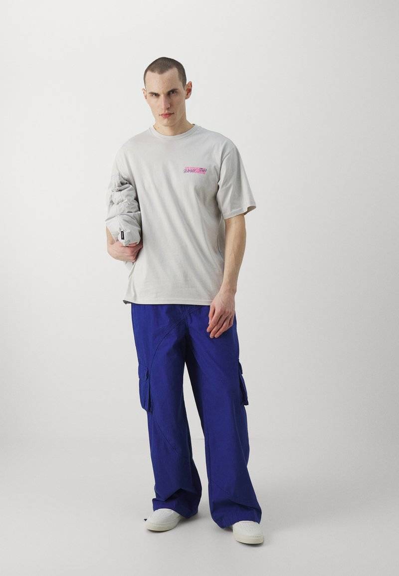 Les Benjamins Les Benjamins PANT UNISEX - Cargo trousers - blue Fabrikverkauf