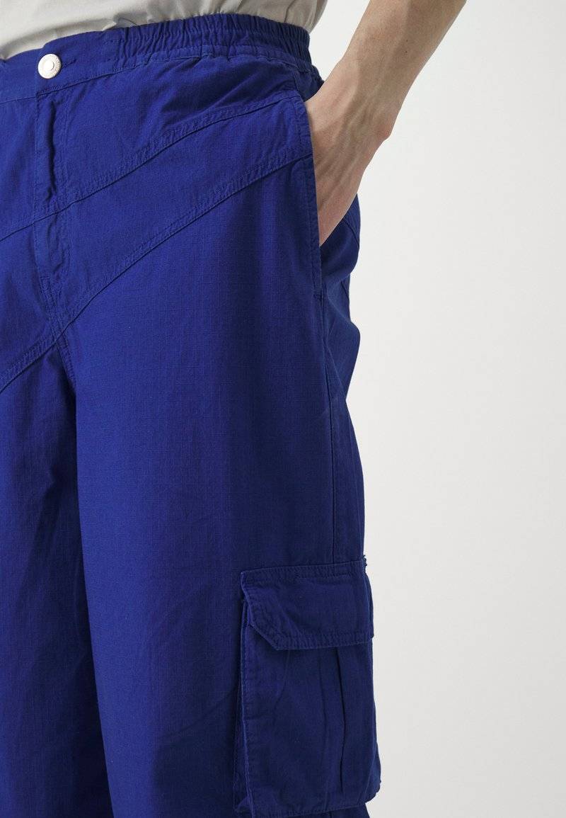 Les Benjamins Les Benjamins PANT UNISEX - Cargo trousers - blue Fabrikverkauf