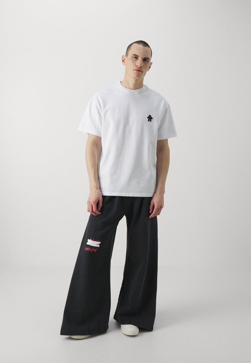 AVAVAV AVAVAV OLD LADY UNISEX - Basic T-shirt - blanc Großer Ausverkauf