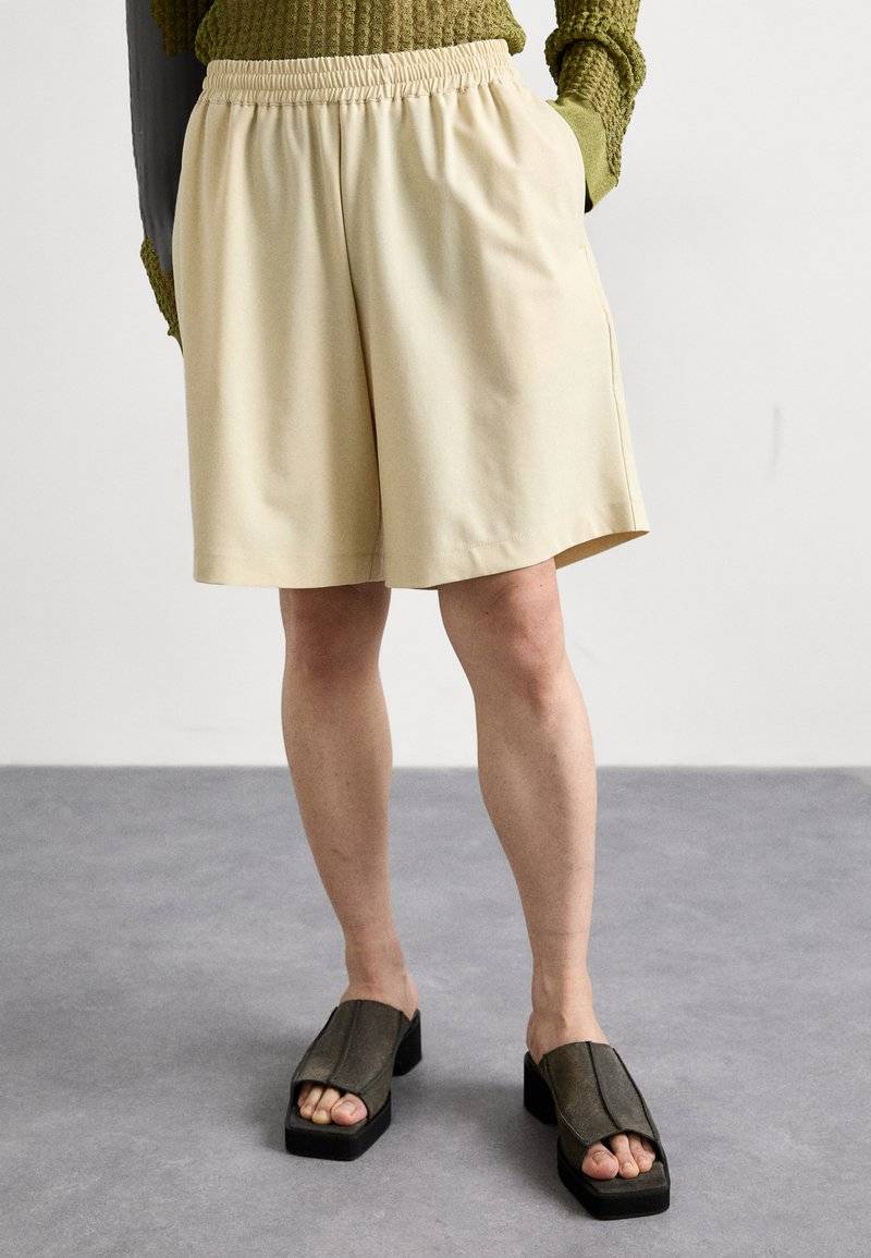 Bonsai Bonsai RAFFIA SHORT BASKET FIT PANT UNISEX - Shorts Begrenztes Angebot
