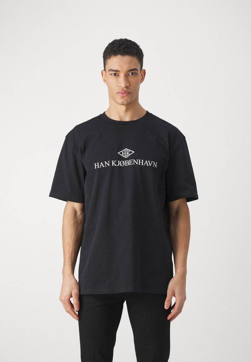 Han Kjøbenhavn Han Kjøbenhavn LOGO BOXY TEE UNISEX - Print T-shirt - black Online Shopping
