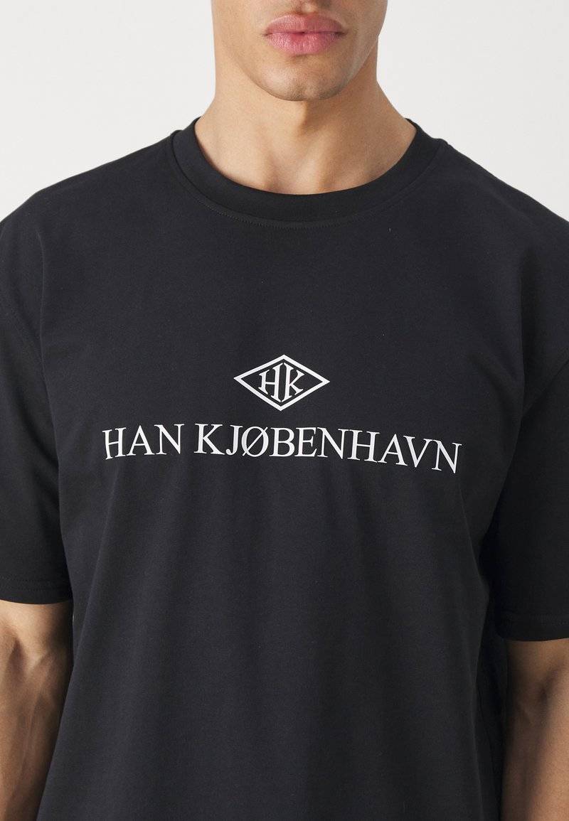 Han Kjøbenhavn Han Kjøbenhavn LOGO BOXY TEE UNISEX - Print T-shirt - black Online Shopping