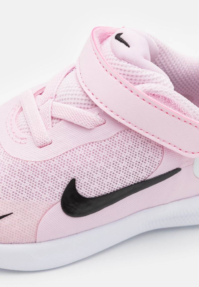 Nike Performance Nike Performance REVOLUTION - Competition running shoes Bis zu 65% Rabatt