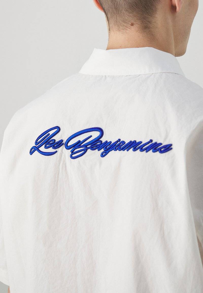 Les Benjamins Les Benjamins SHORT SLEEVE UNISEX - Button-down blouse - white Große Rabatte