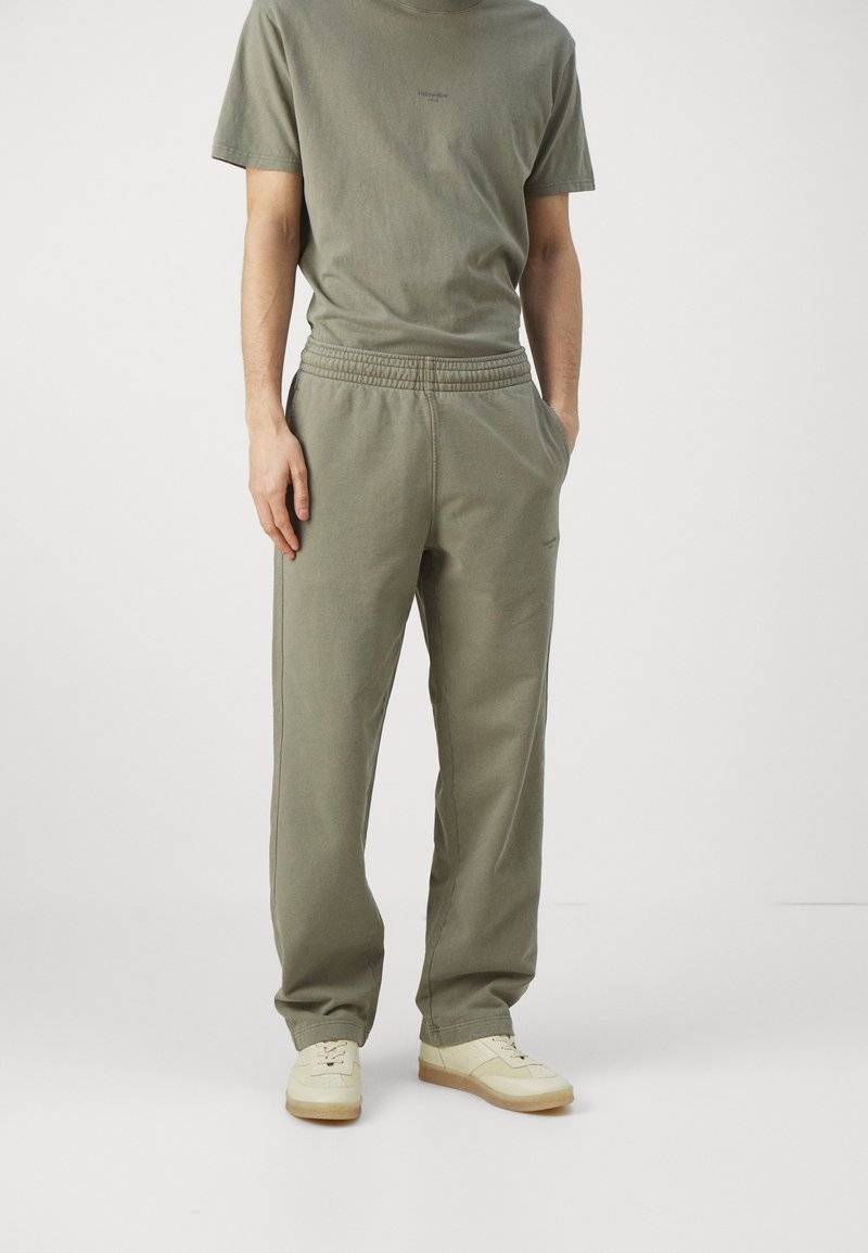 Holzweiler Holzweiler LAGOON OSLO TROUSERS UNISEX - Tracksuit bottoms - green Wochenangebot