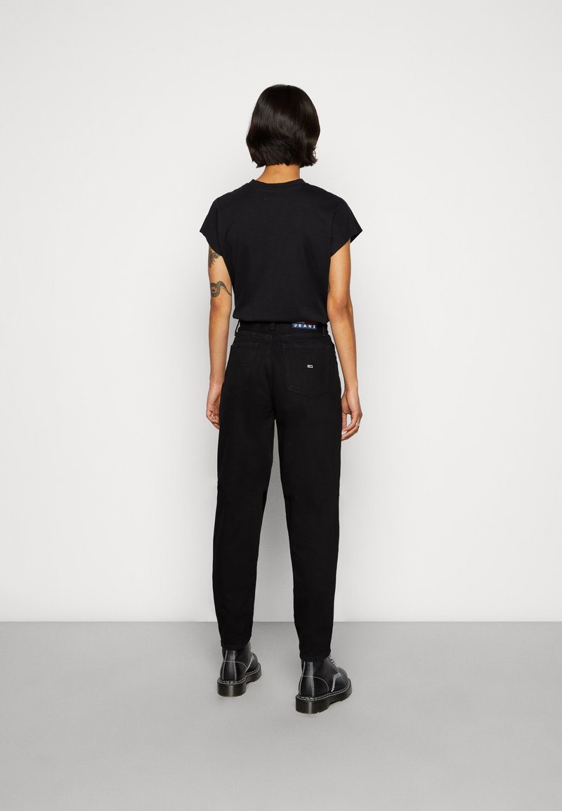 Tommy Jeans Tommy Jeans MOM ULTRA HIGH RISE JEAN TAPERED - Relaxed fit jeans - denim black Letzter Tag