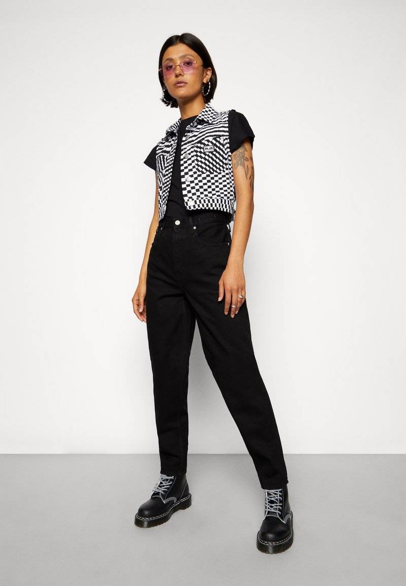 Tommy Jeans Tommy Jeans MOM ULTRA HIGH RISE JEAN TAPERED - Relaxed fit jeans - denim black Letzter Tag