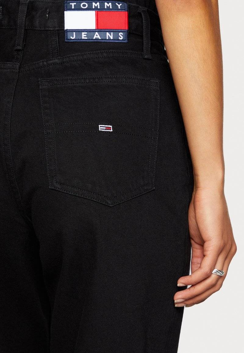 Tommy Jeans Tommy Jeans MOM ULTRA HIGH RISE JEAN TAPERED - Relaxed fit jeans - denim black Letzter Tag