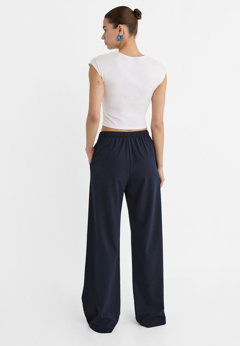 Stradivarius Stradivarius LONG FLOWING - Trousers - mottled dark blue Im Verkauf