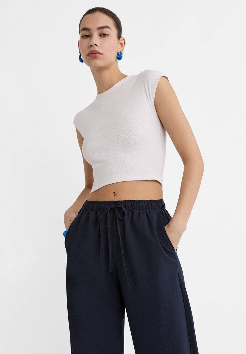 Stradivarius Stradivarius LONG FLOWING - Trousers - mottled dark blue Im Verkauf