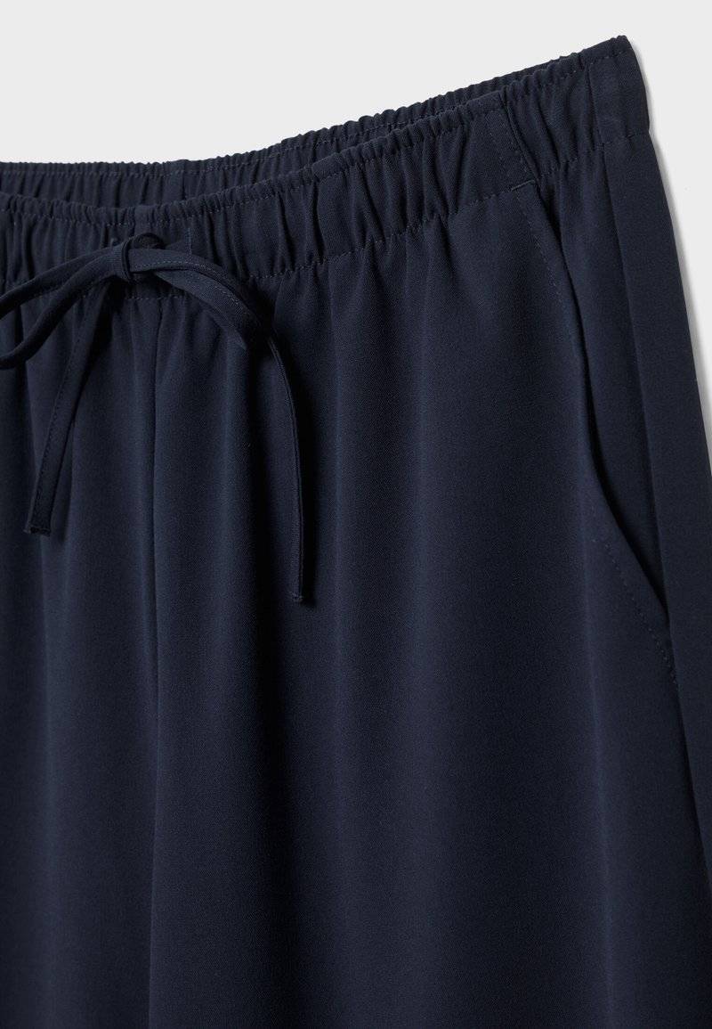Stradivarius Stradivarius LONG FLOWING - Trousers - mottled dark blue Im Verkauf