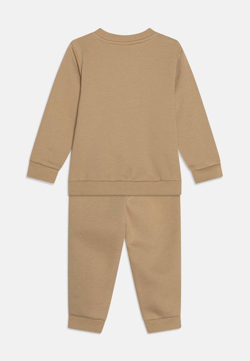 Puma Puma MINICATS EMBROIDERY UNISEX SET - Tracksuit - prairie tan Fabrikpreis