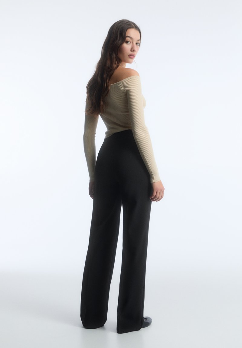 PULL&BEAR PULL&BEAR IM REGULAR-FIT MIT ZIERNAHT VORNE - Trousers - black Fabrikladen