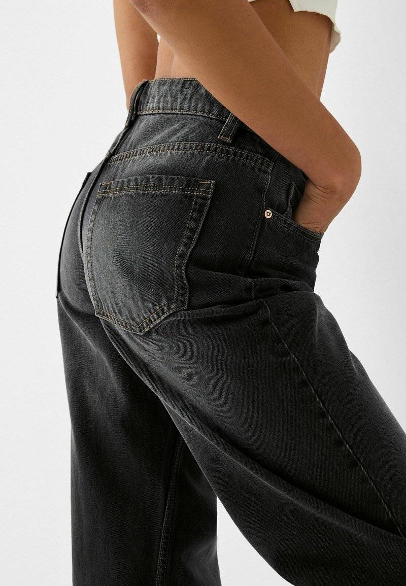Bershka Bershka BAGGY - Flared Jeans - black Im Verkauf
