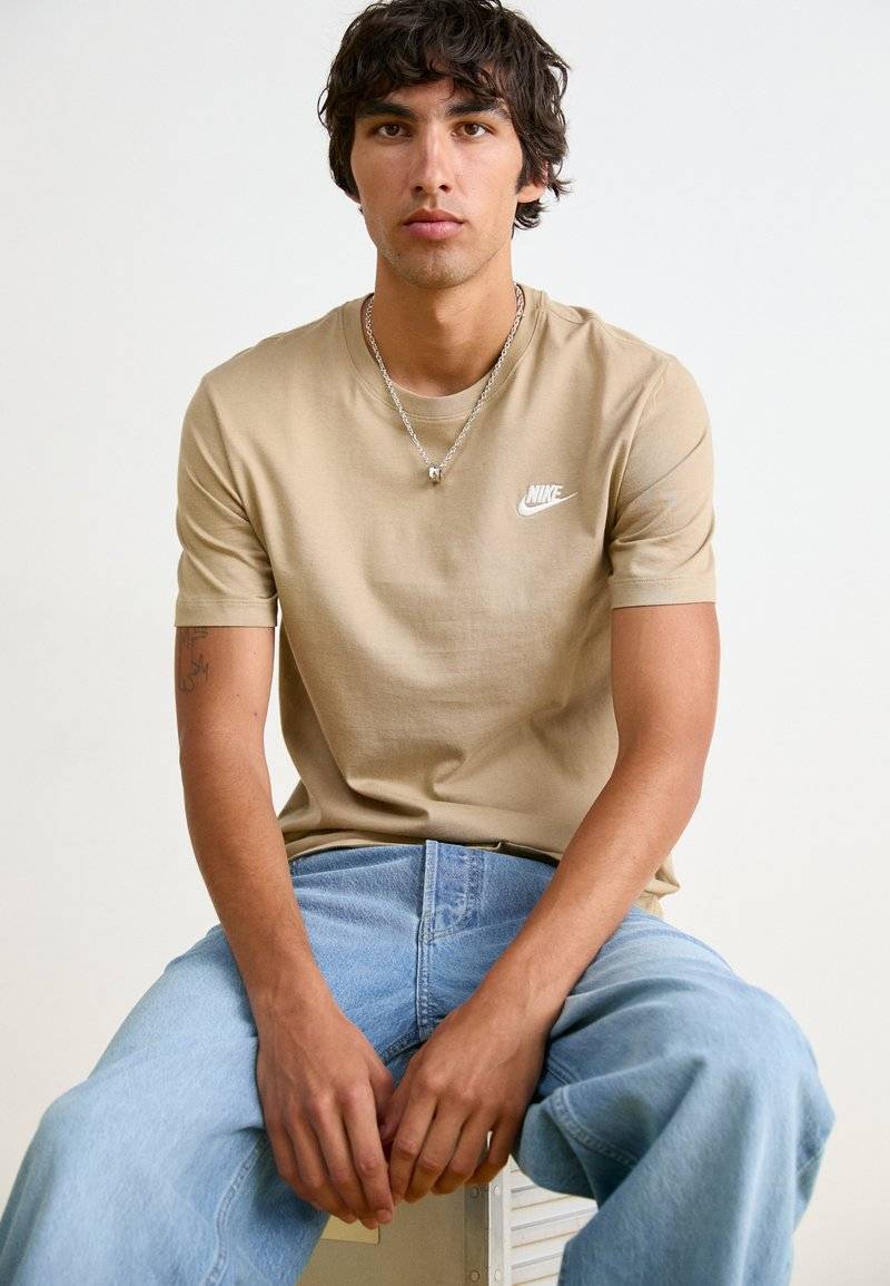 Nike Sportswear Nike Sportswear CLUB TEE - Basic T-shirt - khaki Online