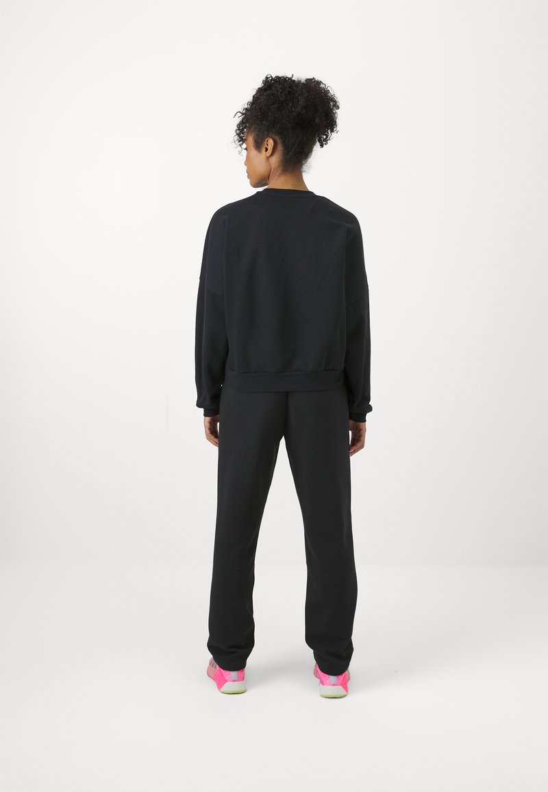 adidas Sportswear adidas Sportswear ESSENTIALS SMALL LOGO FEEL COZY OPEN HEM PANT - Tracksuit bottoms - black Zeitbegrenzte Promotion