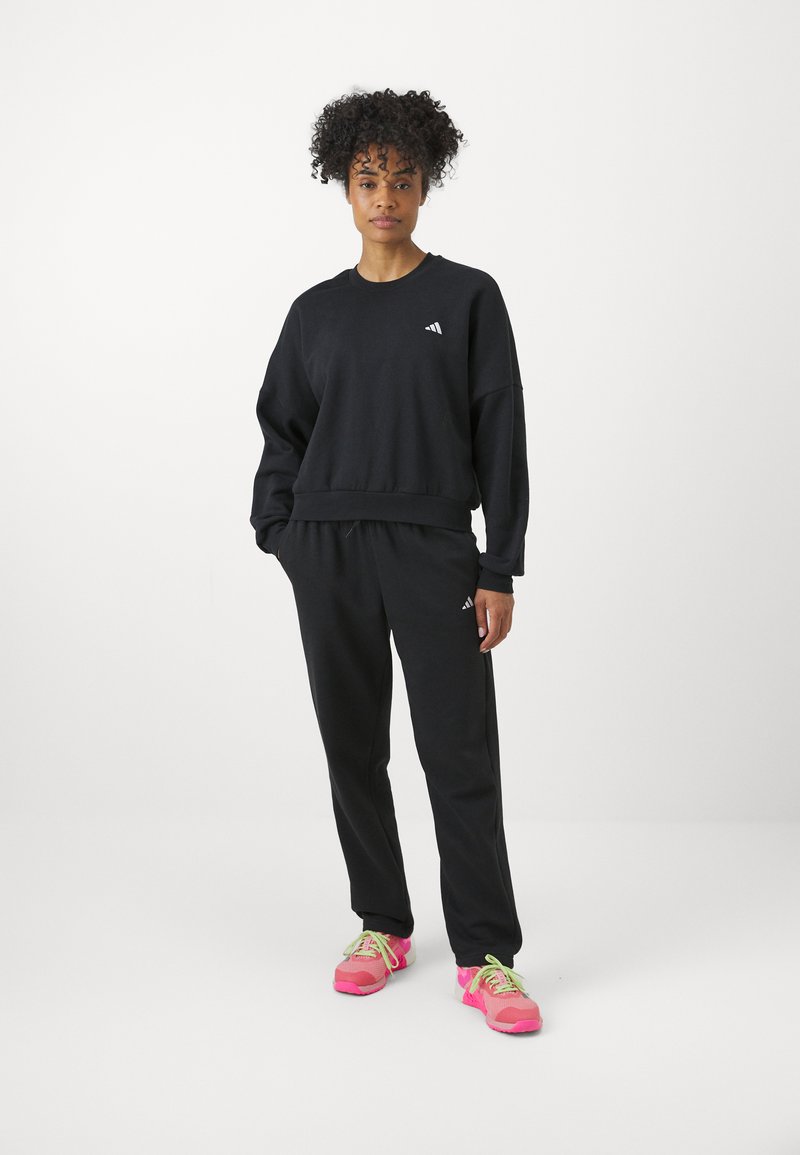 adidas Sportswear adidas Sportswear ESSENTIALS SMALL LOGO FEEL COZY OPEN HEM PANT - Tracksuit bottoms - black Zeitbegrenzte Promotion