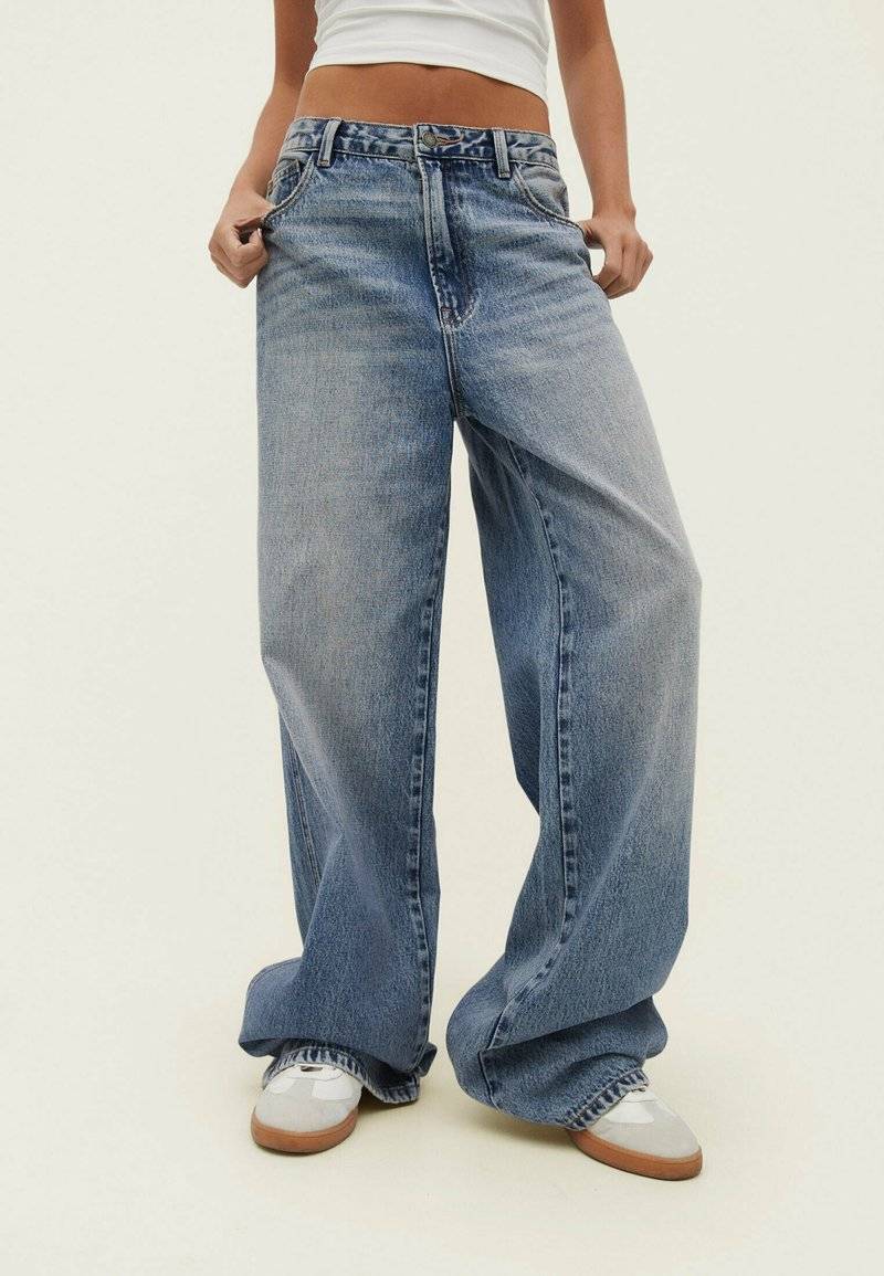 Stradivarius Stradivarius BAGGY - Flared Jeans - blue denim im Angebot