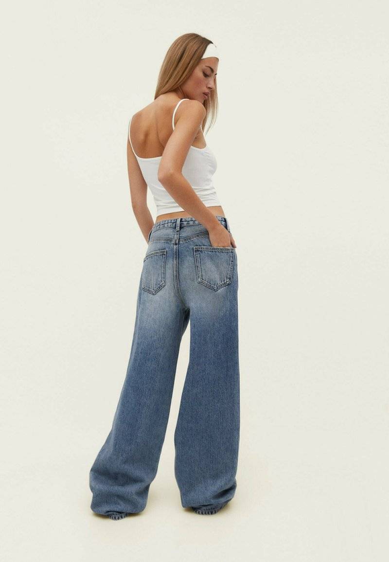 Stradivarius Stradivarius BAGGY - Flared Jeans - blue denim im Angebot