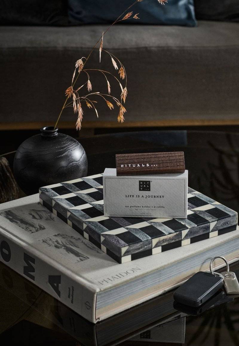Rituals Rituals CAR PERFUME "LIFE IS A JOURNEY" SPORT - LEATHER, TONKA BEAN & HERBACEOUS PATCHOULI - Home fragrance Top Angebot