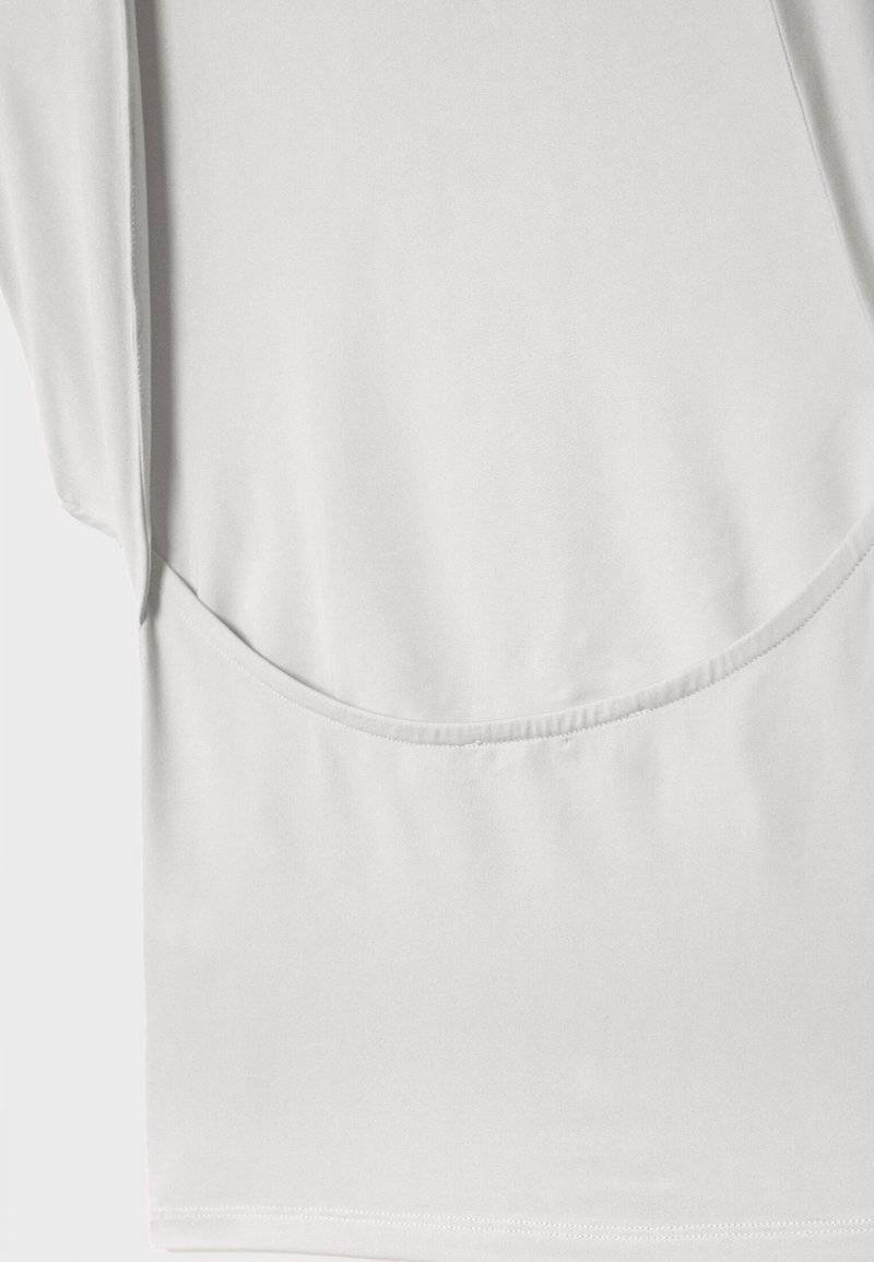 Stradivarius Stradivarius OPEN-BACK - Basic T-shirt - white Bis zu 50% Rabatt