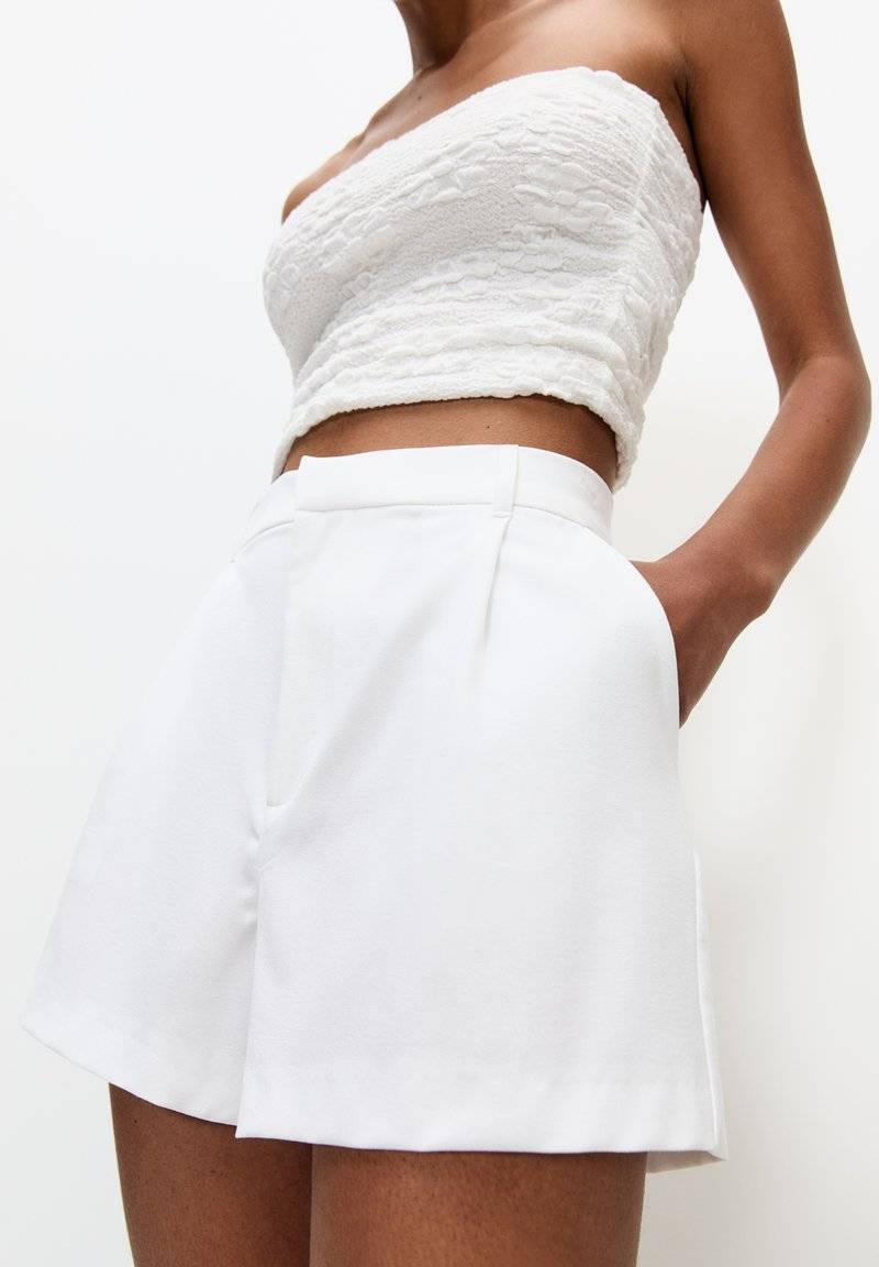 PULL&BEAR PULL&BEAR DARTED - BERMUDA - Shorts - white Bis zu 60% Rabatt