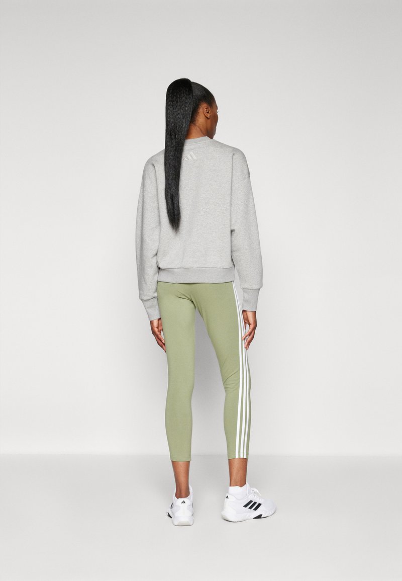 adidas Sportswear adidas Sportswear ESSENTIALS 3 STRIPES HIGH WAISTED - Leggings - tent green Meist gekauft