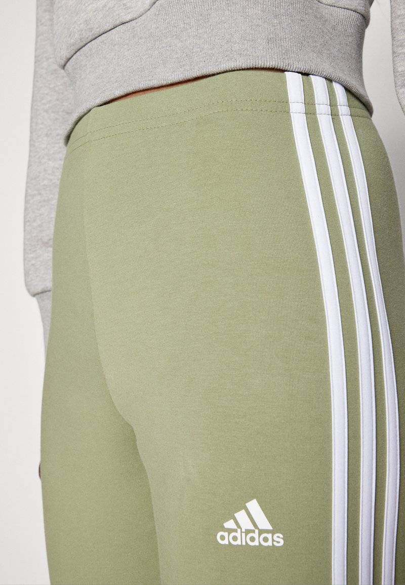 adidas Sportswear adidas Sportswear ESSENTIALS 3 STRIPES HIGH WAISTED - Leggings - tent green Meist gekauft