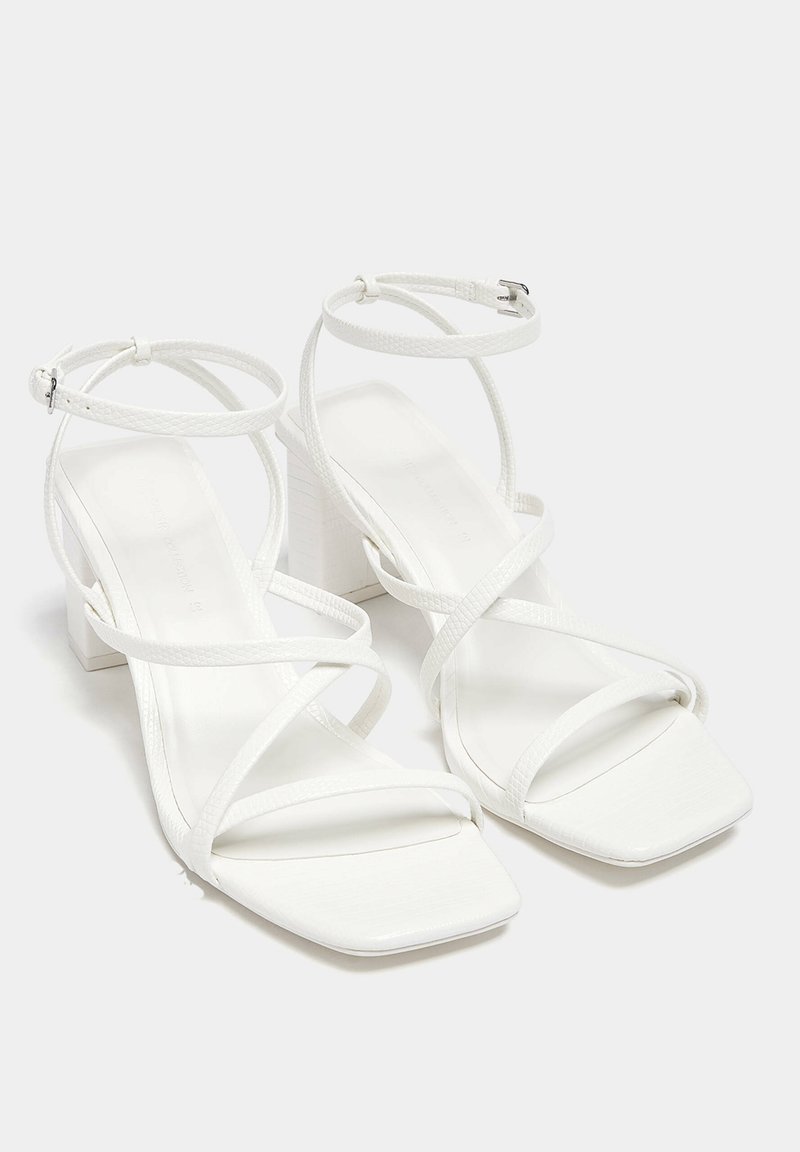 PULL&BEAR PULL&BEAR WITH CROSSOVER STRAPS - Sandals - white Großer Ausverkauf