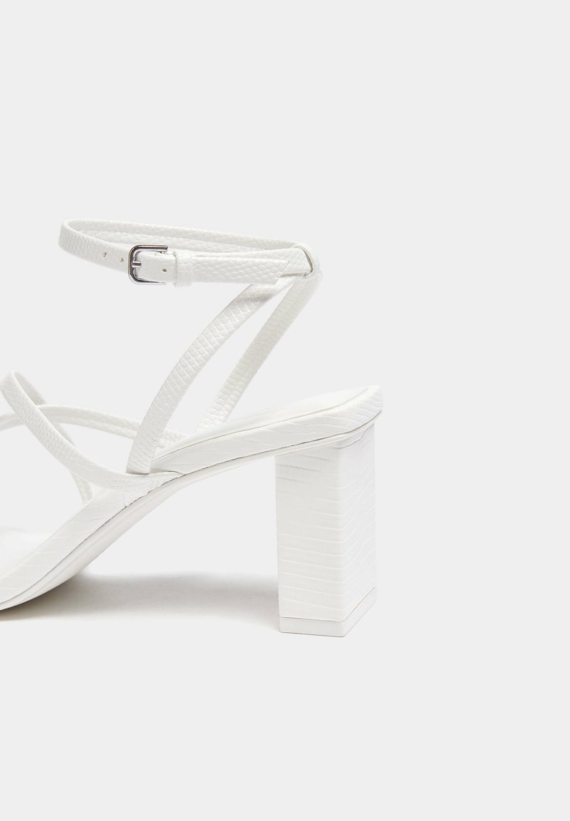 PULL&BEAR PULL&BEAR WITH CROSSOVER STRAPS - Sandals - white Großer Ausverkauf
