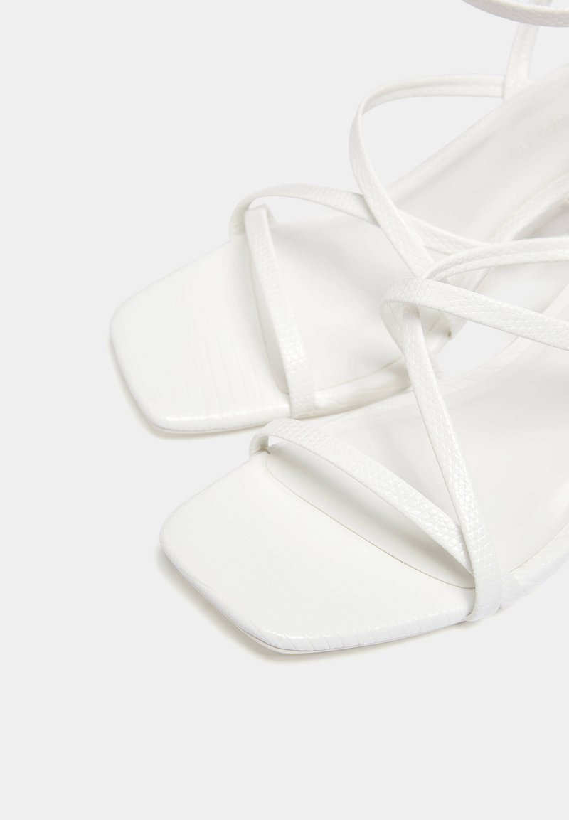 PULL&BEAR PULL&BEAR WITH CROSSOVER STRAPS - Sandals - white Großer Ausverkauf