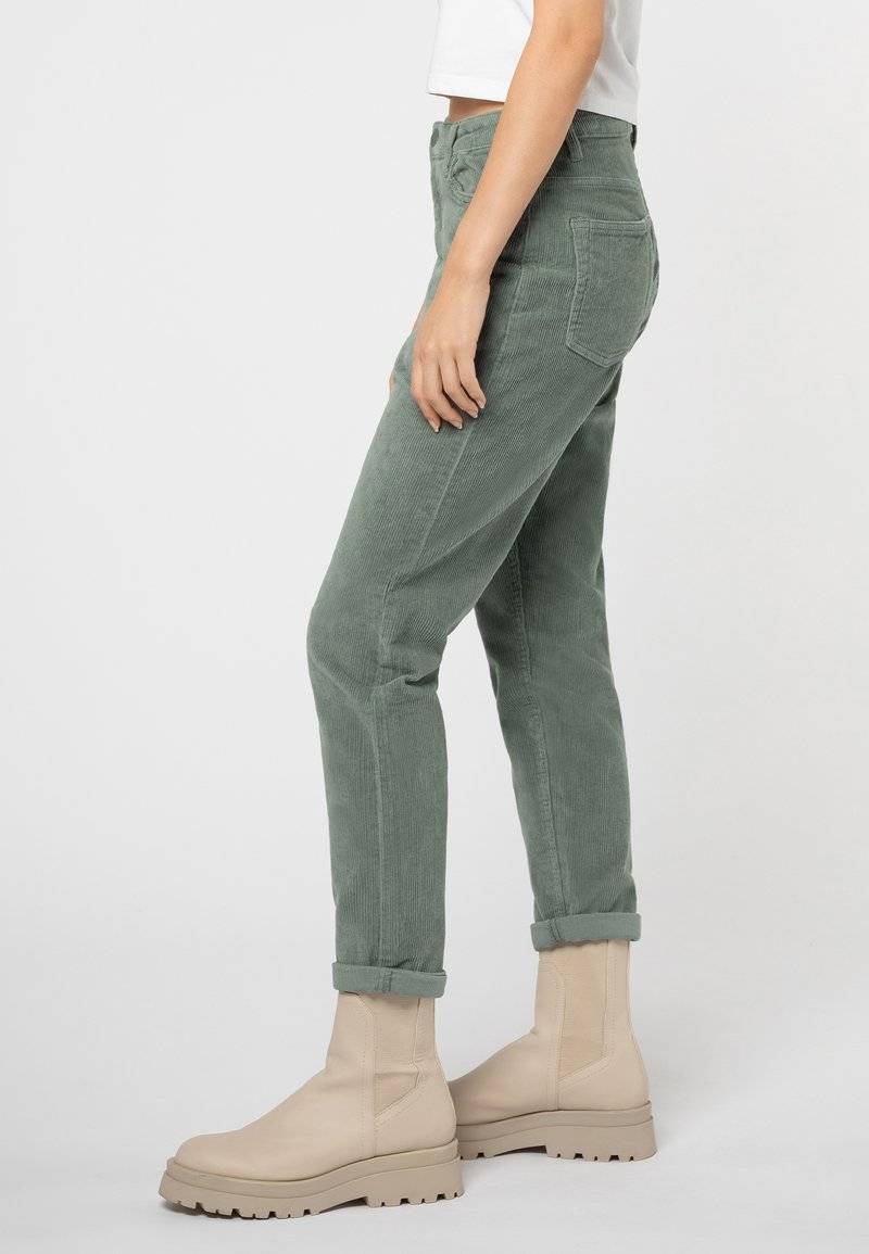 Eight 2 Nine Eight 2 Nine Trousers - middle green Riesige Rabatte